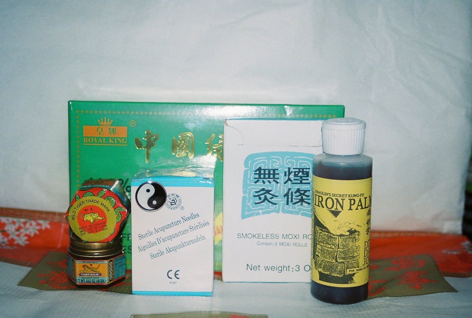 Medicina Tradicional China (agujas acupuntura, balsamo tigre, moxa, té verde y DIT DA JOW para palma de hierro).