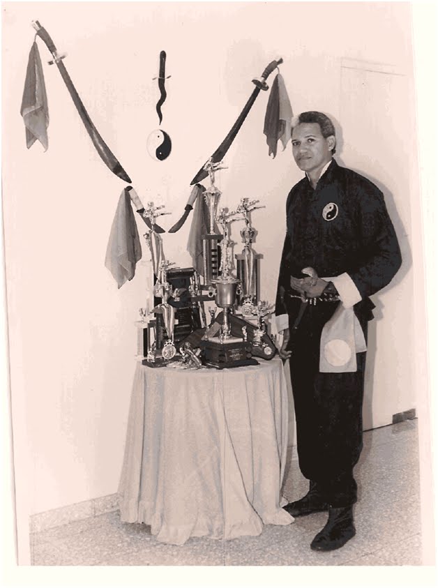 Sigum J. de Moya con sus trofeos y medallas